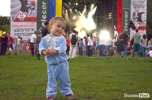 Діти  і «Бандерштат». ФОТО